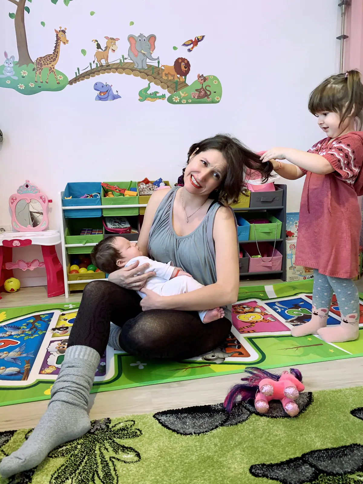 "Și? E greu cu doi copii?"