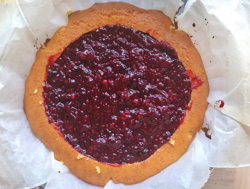 Desert cu bezea și jeleu din fructe de pădure