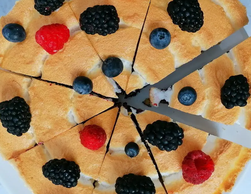 Desert cu bezea și jeleu din fructe de pădure